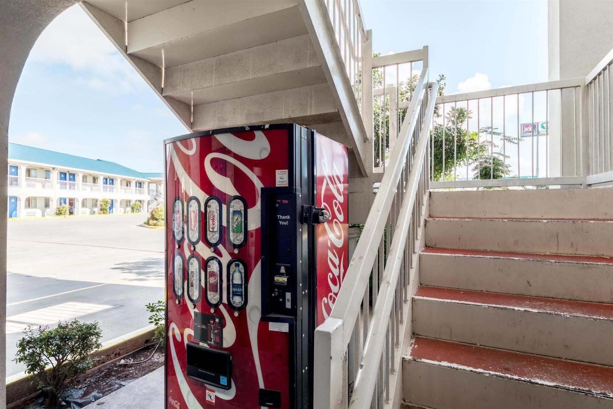 Motel 6 Seguin Tx Eksteriør billede